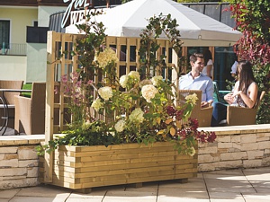 Pflanztrog 'Mosel' mit Rankgitter (Foto: Pongauer)