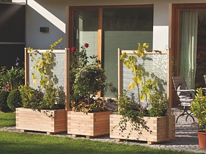 Pflanztrog 'Mosel' mit Rankgitter Alu (Foto: Pongauer)