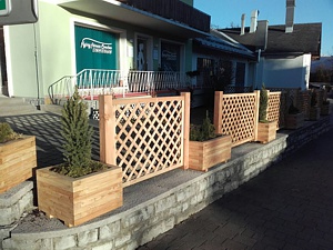 Pflanztröge mit Gitter