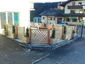 Pflanztröge mit Gitter