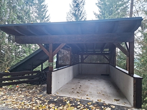 Carport aufgesetzt auf Betonmauer
