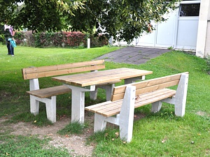 Bank und Tisch 'Freiraum' (Foto: Obra)