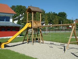 Großer Rutschenturm mit Giebeldach und Schaukel (Foto: Obra