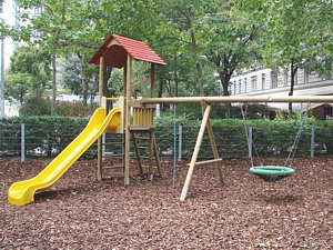 KIT Kletterturm mit Nestschaukel und Klettertau (Foto: Obra)