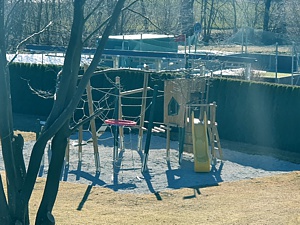 Kletterwald mit Kletterturm und Rutsche