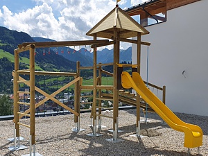 Kletterturm mit Rutsche