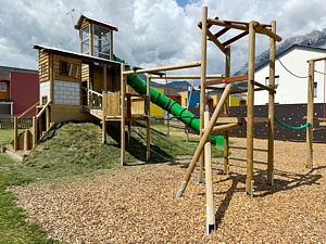 Kletterturm mit Rutsche